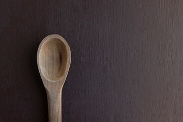 cuchara de madera sobre fondo café