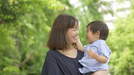 公園を散歩する親子