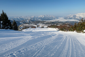 晴天の日本のスキーリゾート