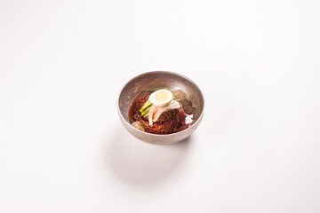 새콤하고 시원한 국물이 맛있는 한국식 냉면