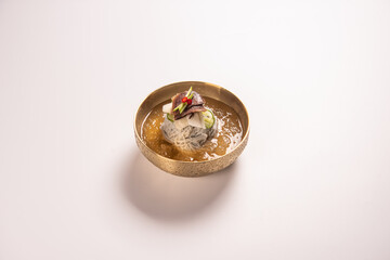 새콤하고 시원한 국물이 맛있는 한국식 냉면