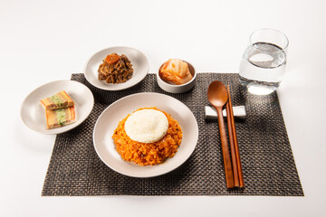 한 끼를 간단하게 해결할 수 있는 밥과 반찬이 들어있는 간편한 도시락