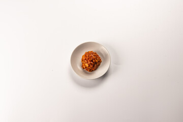 한 끼를 간단하게 해결할 수 있는 밥과 반찬이 들어있는 간편한 도시락