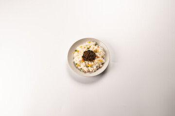 한 끼를 간단하게 해결할 수 있는 밥과 반찬이 들어있는 간편한 도시락