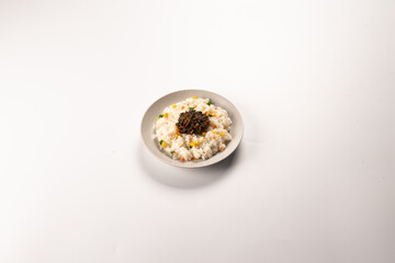 한 끼를 간단하게 해결할 수 있는 밥과 반찬이 들어있는 간편한 도시락