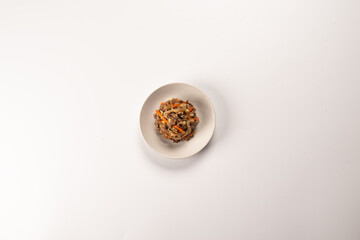 한 끼를 간단하게 해결할 수 있는 밥과 반찬이 들어있는 간편한 도시락