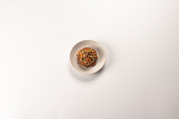 한 끼를 간단하게 해결할 수 있는 밥과 반찬이 들어있는 간편한 도시락