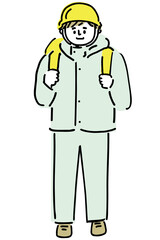 ヘルメットをかぶった避難する男性An evacuating man wearing a helmet.