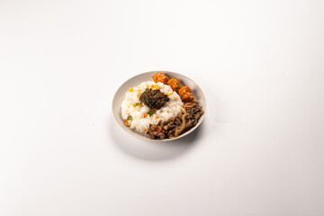 한 끼를 간단하게 해결할 수 있는 밥과 반찬이 들어있는 간편한 도시락