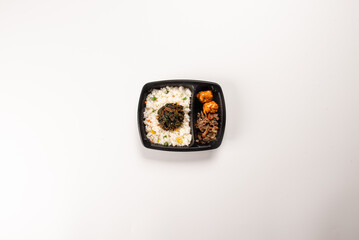 한 끼를 간단하게 해결할 수 있는 밥과 반찬이 들어있는 간편한 도시락