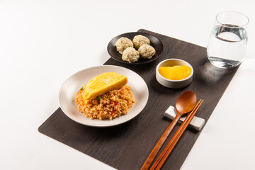 한 끼를 간단하게 해결할 수 있는 밥과 반찬이 들어있는 간편한 도시락