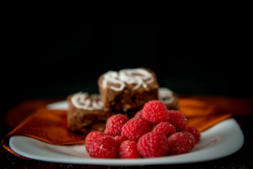 Frambuesas y brownies 