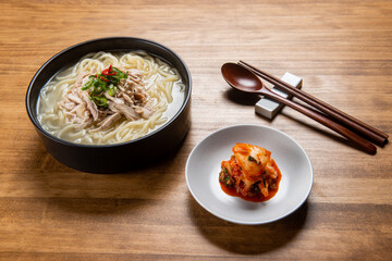 닭고기 고명이 올라가고 맛있고 진한 국물이 일품인 칼국수