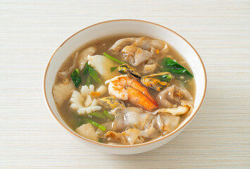 Wide Rice Noodles with Seafood in Gravy Sauce