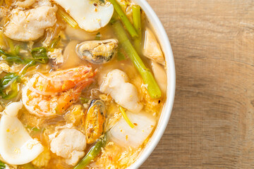 Sukiyaki soup with seafood bowl