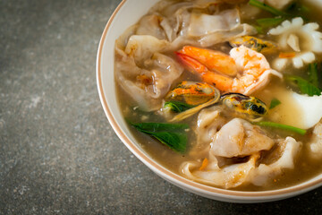 Wide Rice Noodles with Seafood in Gravy Sauce