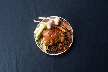 오랜 시간 삶아 부드럽고 쫄깃한 족발