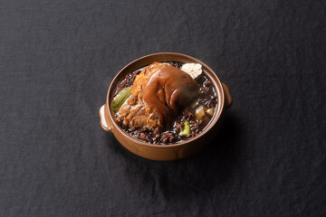 오랜 시간 삶아 부드럽고 쫄깃한 족발