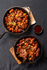 오랜 시간 삶아 쫄깃하고 부드러운 한국 스타일의 족발