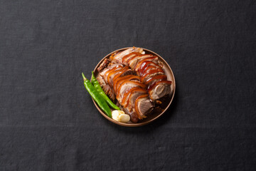 오랜 시간 삶아 쫄깃하고 부드러운 한국 스타일의 족발