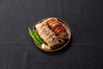 오랜 시간 삶아 부드럽고 쫄깃한 족발과 보쌈