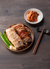 오랜 시간 삶아 부드럽고 쫄깃한 족발과 보쌈