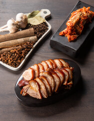 오랜 시간 삶아 쫄깃하고 부드러운 한국 스타일의 족발