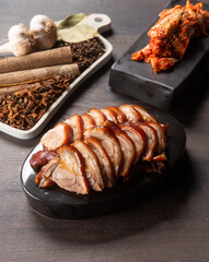 오랜 시간 삶아 쫄깃하고 부드러운 한국 스타일의 족발