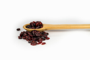 Cuchara de madera con arándanos y fondo blanco