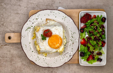 Sandwich croque madame con queso fundido y huevo estrellado