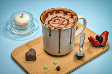 Taza de chocolate caliente con fresas