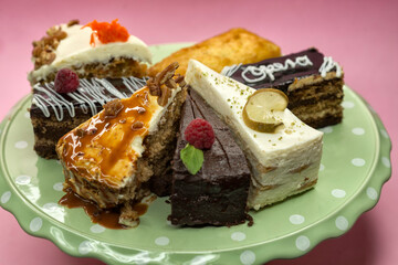 Variedad de pasteles (pastel de zanahoria, pastel de chocolate, pay de limon, pastel de café, brownie)
