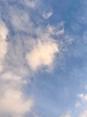 Obraz premium Cielo con nubes al atardecer