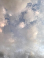 Cielo con nubes al atardecer