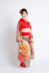 振袖（帯なし）を着る若い日本人女性