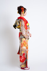 Fototapeta premium 振袖（着物）を着る若い日本人女性