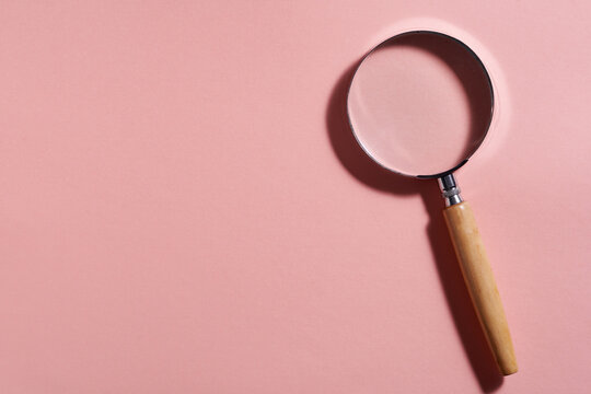 magnifying glass on the pink background