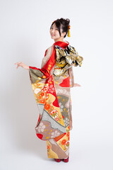 Fototapeta premium 振袖（着物）を着る若い日本人女性モデル