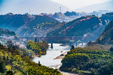 春の山麓と木曽川にかかる橋