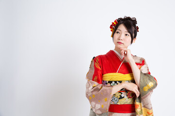 Fototapeta premium 振袖（着物）を着る若い日本人女性モデル