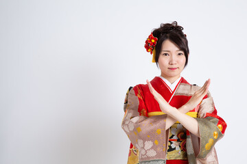 Fototapeta premium 振袖（着物）を着る若い日本人女性モデル