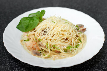 Spaghetti with chicken, mushrooms and cheese in a creamy sauce