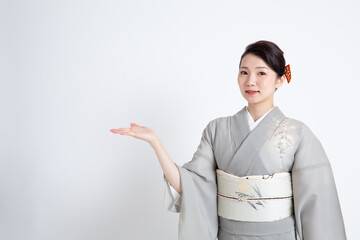 訪問着（着物）を着ている若い日本人女性モデル