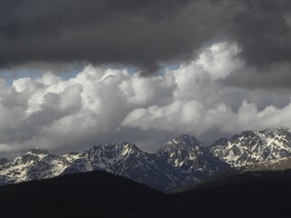 dramatic storm clouds over the snow-capped gore range of the rocky mountains from vail mountain, colorado - obrazy, fototapety, plakaty