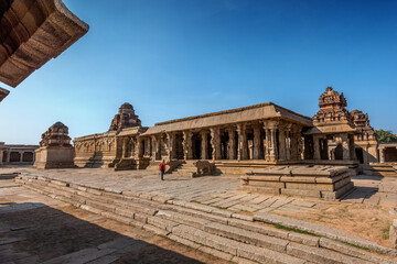 Obraz premium Beautiful ancient architecture of Sri Krishna temple ruins in Hampi, Karnataka, India