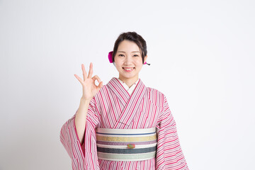 小紋（半幅帯）を着ている若い日本人女性モデル
