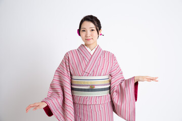 小紋（半幅帯）を着ている若い日本人女性モデル