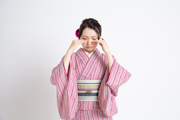 Fototapeta premium 小紋（半幅帯）を着ている若い日本人女性モデル