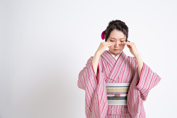 小紋（半幅帯）を着ている若い日本人女性モデル