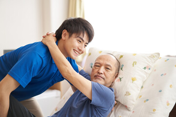 高齢者を抱える男性介護士